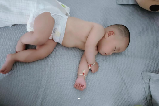 启东宝宝多久会抬头